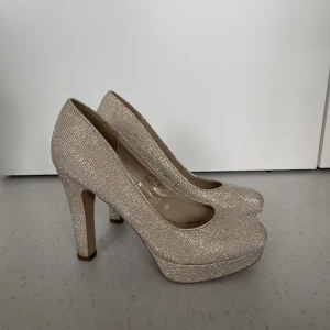 Festskor  - Festskori champagne färg med glitter trådar i storlek 36