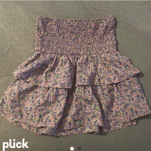 Kjol - Superfin kjol från Vero Moda 💓 kjolen är knappt använd och har därför inga defekter 🙌🏻 skriv privat för fler bilder eller funderingar! (första bilden är lånad) 