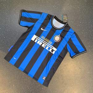 Säljer min riktigt snygga retro Inter Milan tröja från när som vann CL 2010😍 riktigt snygg och sällsynt. 1:1 kvalite (ser identisk ut som äkta) hör gärna av dig om du har funderingar eller om du vill ha fler bilder✅