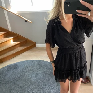 Klänning  - Superfin zaraklänning, knappt använd så jättebra skick🖤🖤🖤
