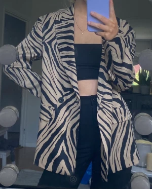 Kavaj - Cool oversized tigermönstrad kavaj från Zara. Aldrig använd och lappen kvar. Köpt för ca 800 svenska kronor.