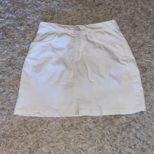 Jeanskjol - Säljer en vit jeanskjol i storlek 158/164, men skulle säga att den passar xs/s.