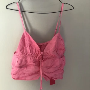 Söt topp - Helt ny topp!!!! Storlek L Passar M-L 40kr