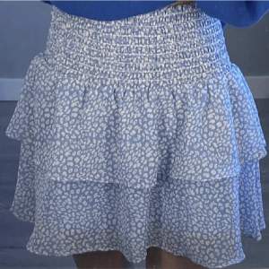 Säljer denna så trendiga kjol!❤️
