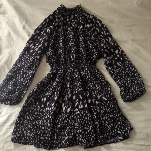 Klänning - Jättesöt klänning i Stockholmsstil Storlek M-L 100kr