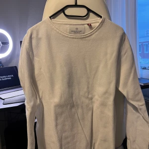 Sweatshirt kronstadt - Stilren och snygg sweatshirt från kronstadt, perfekt för dig som gillar stockholmsstilen! Aldrig använd! Storlek M men passar S, nypris 849kr. Passar inte priset så lägg ett bud!