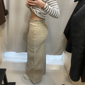 Lång kjol - As cool vintage kjol i Manchester tyg!! Jag är 165cm lång kan skicka fler bilder