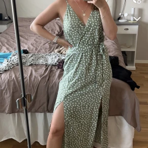 Långklänning  - Grön långklänning som bara en testad annars helt oanvänd, kommer från shein och är i storlek M  110kr+frakt 
