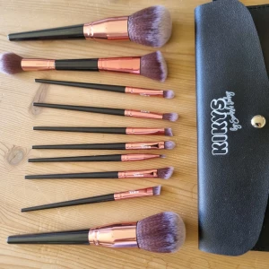 Makeup brush set of 11 with pouce - Brandnew