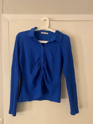 Tröja - En långärmad tröja från pull and bear som har andvänts en gång. Storlek L men skulle säga s/m💓