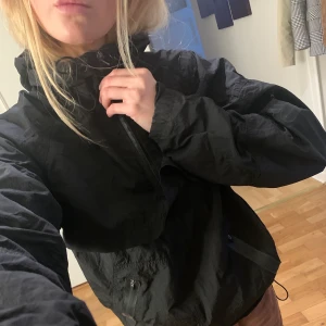 Svart träningsjacka/vardagsjacka från H&M strl S/M - En gammal favoritjacka från H&M i strl S. Den är tunn så funkar lite som en windbreaker.  Den stora kedjan är lite trög men funkar. En av kedjorna på fickan på magen fungerar bara ibland.