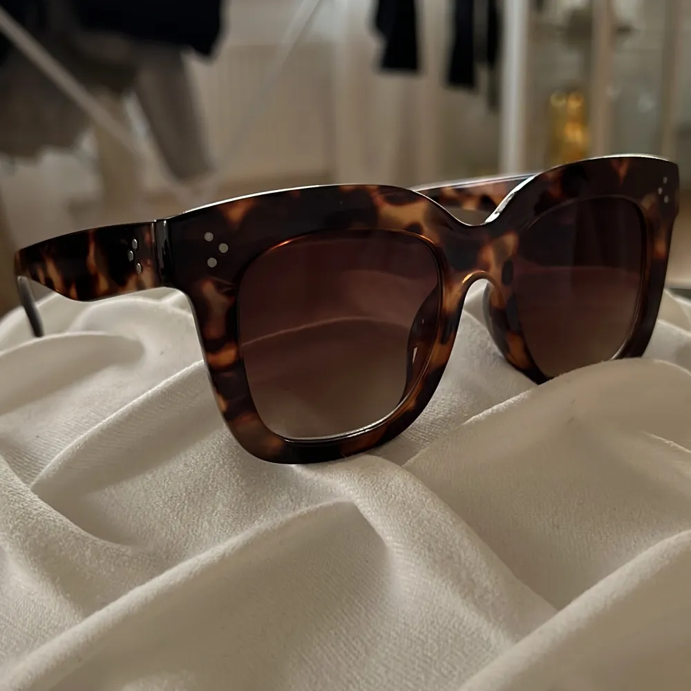 Säljer dessa fina bruna solglasögonen, som är Celine inspirerade. Aldrig använda, nyskick. Säljer för 180 kr. Köparen står för frakten!. Accessoarer.