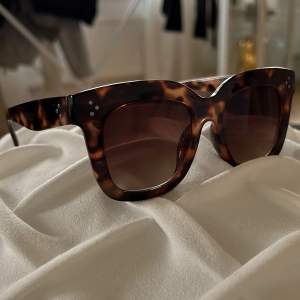 Säljer dessa fina bruna solglasögonen, som är Celine inspirerade. Aldrig använda, nyskick. Säljer för 180 kr. Köparen står för frakten!