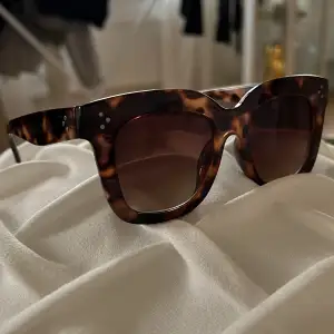 Säljer dessa fina bruna solglasögonen, som är Celine inspirerade. Aldrig använda, nyskick. Säljer för 180 kr. Köparen står för frakten!