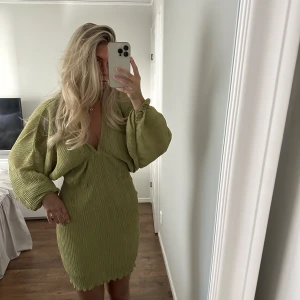 Olivgrön festklänning  - Säljer denna otroliga olivgröna klänning från Asos, kommer i ett plisserat material. Ursprungspris 899, säljer för ca 500💚