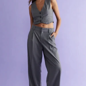 Gråa kostymbyxor  - Ett par gråa kostymbyxor från Gina Tricot! Endast använda 1-2 gånger. Säljer för de inte kommer till användning längre. De är i petite så passar personer som är under 160, annars normal i storleken! 🫶🏻🌸frakt tillkommer! 