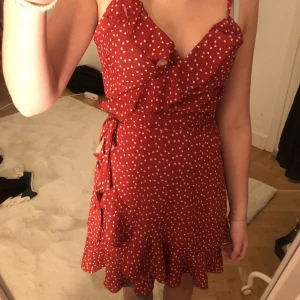 Röd Klänning - En fin röd omlott klänning från shein 💗