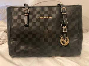 Handväska som är riktigt snygg - Fått denna i present för ett ex antal år sedan så tyvärr vet jag inte äkthet då personen som gav mig den inte finns längre.  Men säljer den då det inte är min smak men den förtjänar att användas 