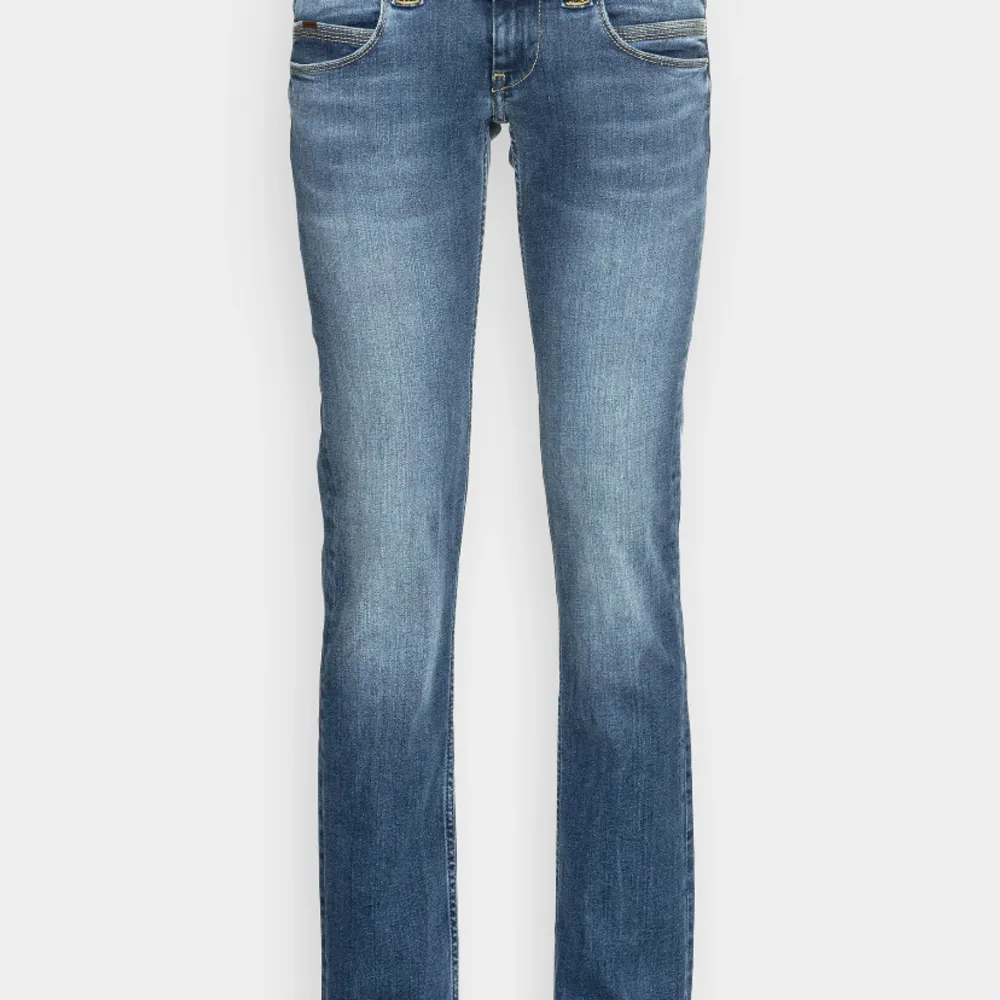 Jättefina jeans från Pepe Jeans. Endast testade, alltså prislappen kvar. Jätteskönt material och fin färg. Skulle säga att dem är mer lowwaist. Säljer pga för stora för mig. Nypris: 999kr.  Storlek 31/32. Sista bilden är lånad. Köparen står för frakt💗💗. Jeans & Byxor.