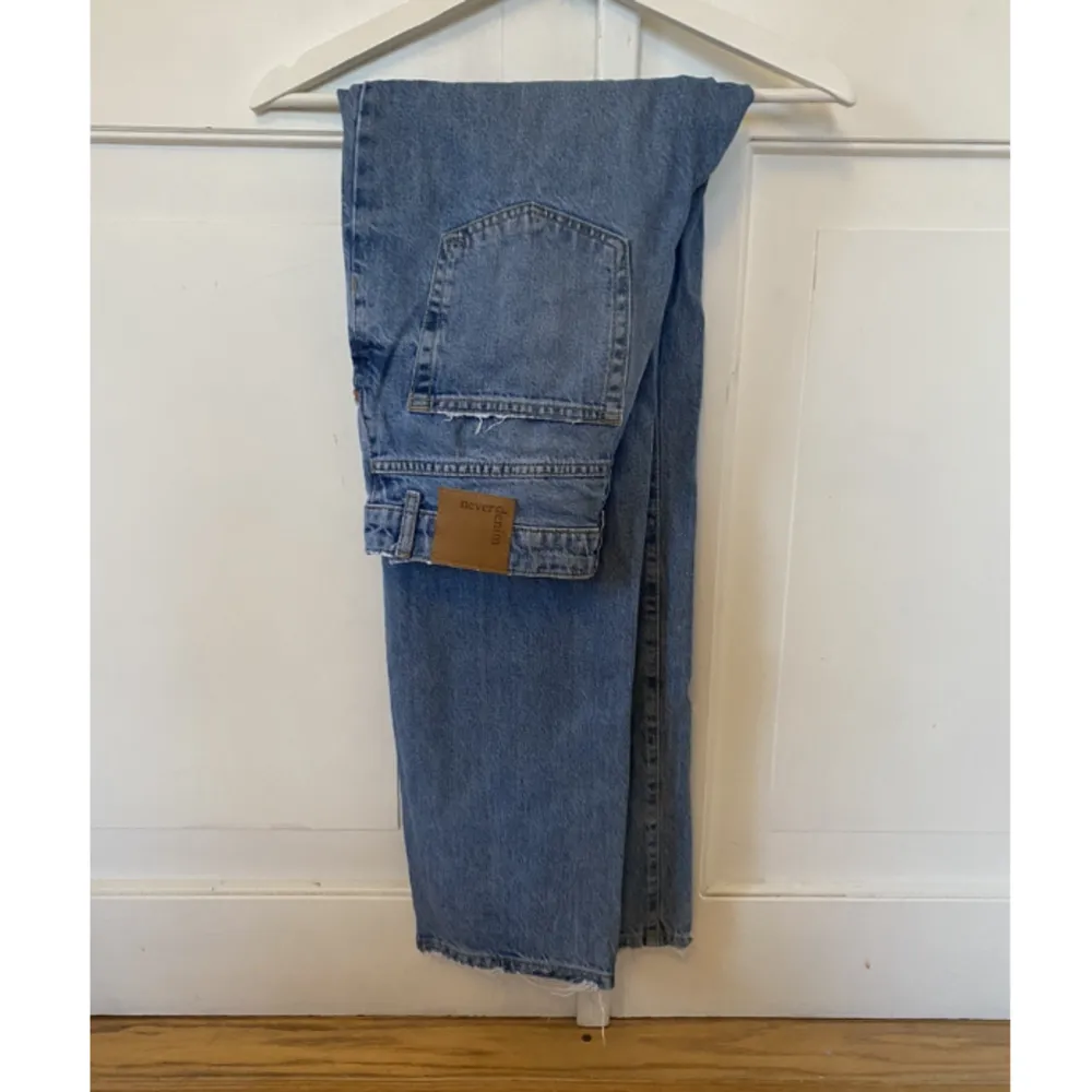 ett par mörka jeans från bikbok ”never denim” JP 90S straight 540 i använt men bra skick. nypris 599kr. säljer pågrund av för små. storlek: W27 L32. skriv om du undrar nått!!. Jeans & Byxor.