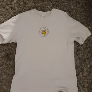 SMILEY Tröja - Den är i storlek xs har använt 2 till 3 gånger bra skick och en pytte liten fläck på armen