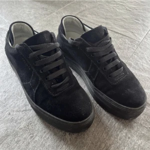 Axel arigato skor  - Säljer mina arigato skor i strl 36 , det är en tjej modell men finns inte längre kvar, nypris är 2300kr , jättebra skick.