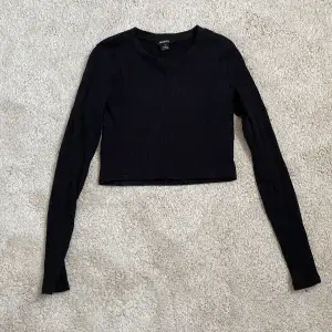 Säljer en svart cropad tröja från monki❤️den är i jätte bra skick och knappt använd! Hör av er vid frågor eller vid köp💕