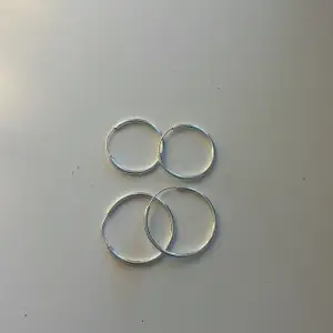 Fina silver ring örhängen! Dom är nickelfria. Det är olika sorlekar på örhängerna . Dom stora kostar 20 och dom små samma pris