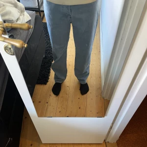 Jeans  - Ett par blå jeans från HM  Skick 10/10, aldrig använda  Storlek: 32/32  Skriv vid frågor eller fler bilder.  Kan gå ner lite i pris vid snabb affär!