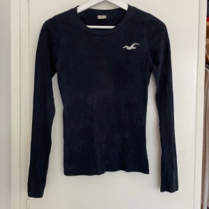 Hollister tröja - En mörkblå hollister tröja. Färgen ser lite konstig ut på kamera men är inte så irl. Xs men är som S