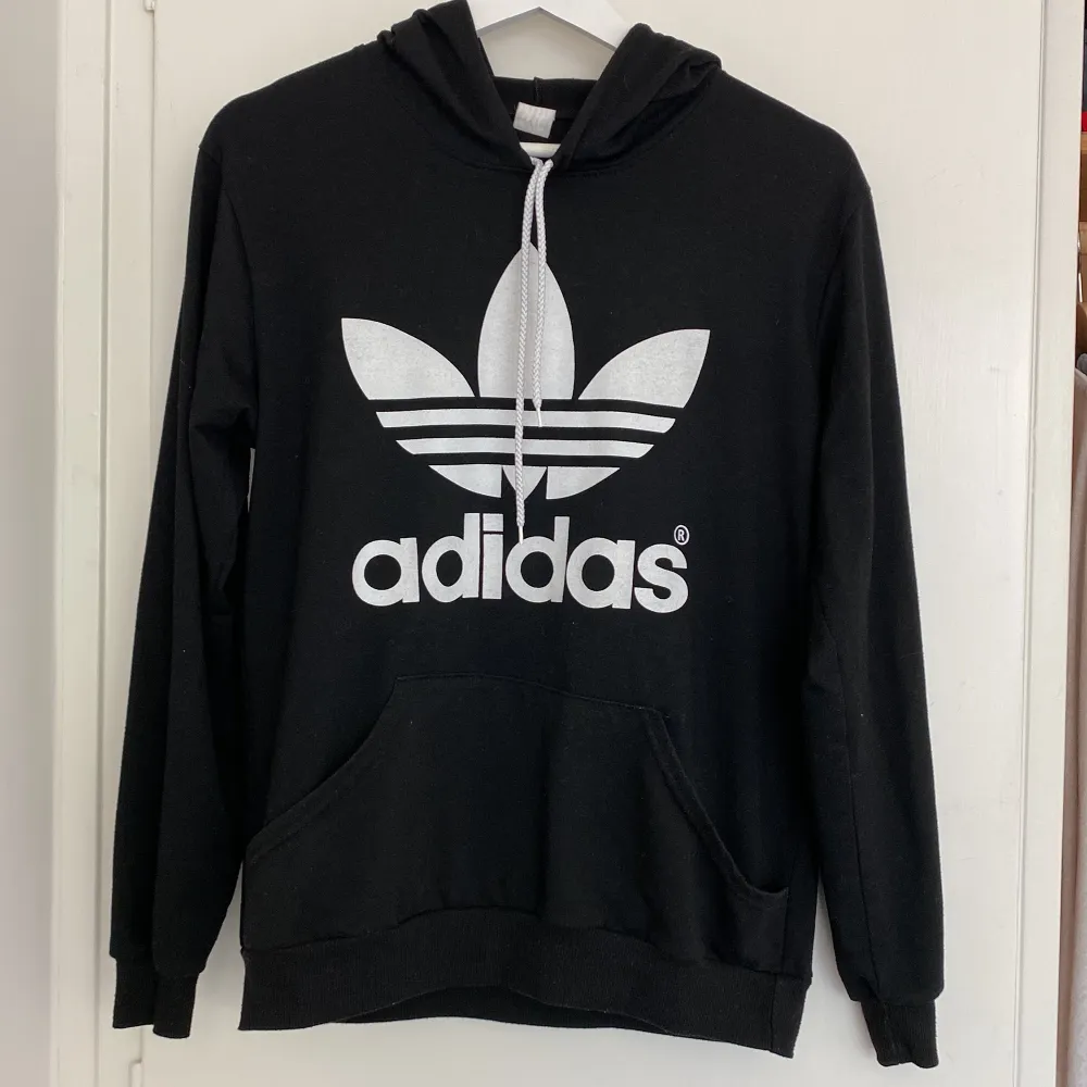 Svart adidas hoodie. Pris kan diskuteras och även fler bilder kan skickas. . Hoodies.