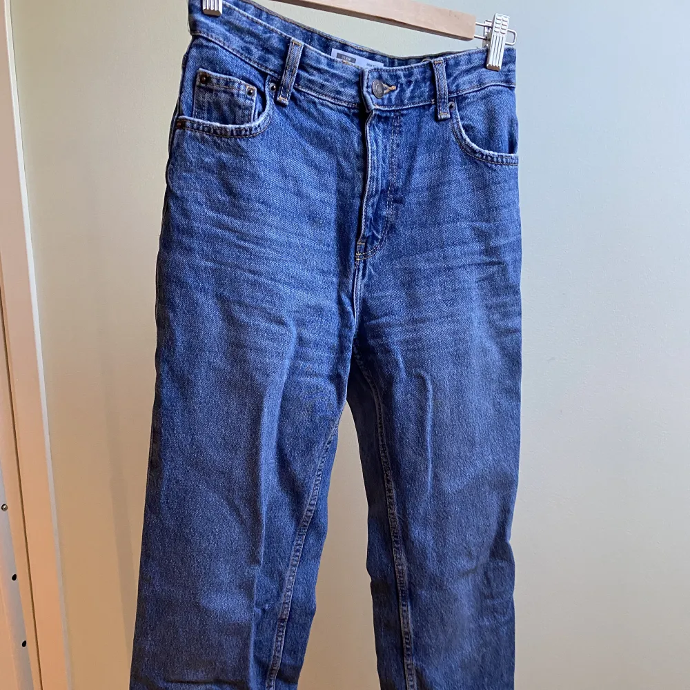 Fina highwaist jeans jag köpte för ca ett år sedan som inte riktigt är min stil längre😊. Jeans & Byxor.