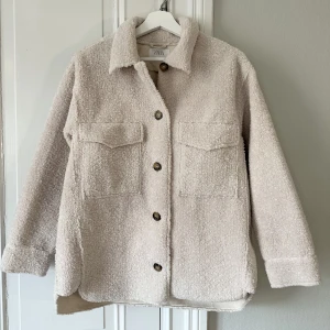 Zara jacka - Säljer denna jättefina teddyjacka från zara. Den är i storlek 164 men passar xs. Den är använd ett fåtal gånger och är i nyskick. 