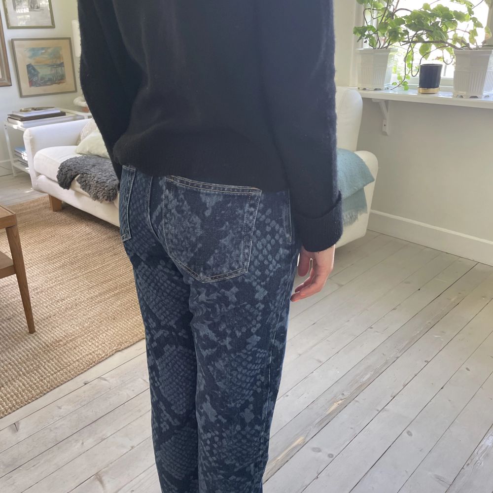 Såå coola jeans med orm mönster från weekday. Jag är 165❤️. Jeans & Byxor.