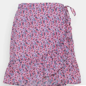 Kjol& topp - Set kjol&topp, stl S, ej använd. 100% polyester. 