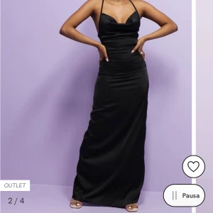 Klänning - Fin svart satinklänning, använd 1 gång alltså i nyckick🌸