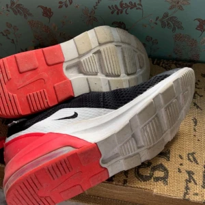 Nike air storlek 40 - Säljer nu mina Nike air. Har använt dom ett fåtal gånger. Sick på skorna är 7/10