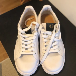 Fred Perry Leather  - Modell B721 Leather Sneakers. Använda två timmar. Stl 45,  men små i storleken. passar den med stl 44. 550 kronor. 