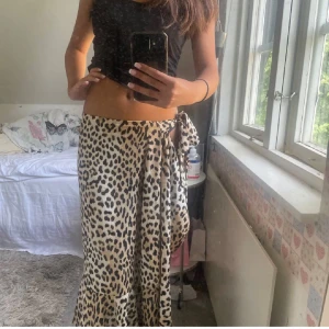 Leopardkjol - Lång volang- och omlottkjol i leopardmönster från gina tricot i storlek 36🙌