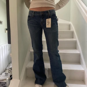 Bootcut Jeans - Ett par ursnygga bootcut, säljs endast frl att dem ör för små!! Modell är en kompis som i vanliga fall bär 36. 