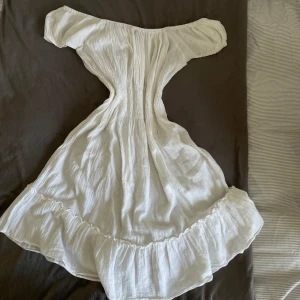 Off shoulder klänning - Off shoulder klänning i jättefint material