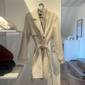 beige kappa - säljer nu denna kappan då den inte kommit till användning. den är i storlek M och är köpt på vero moda 🥰