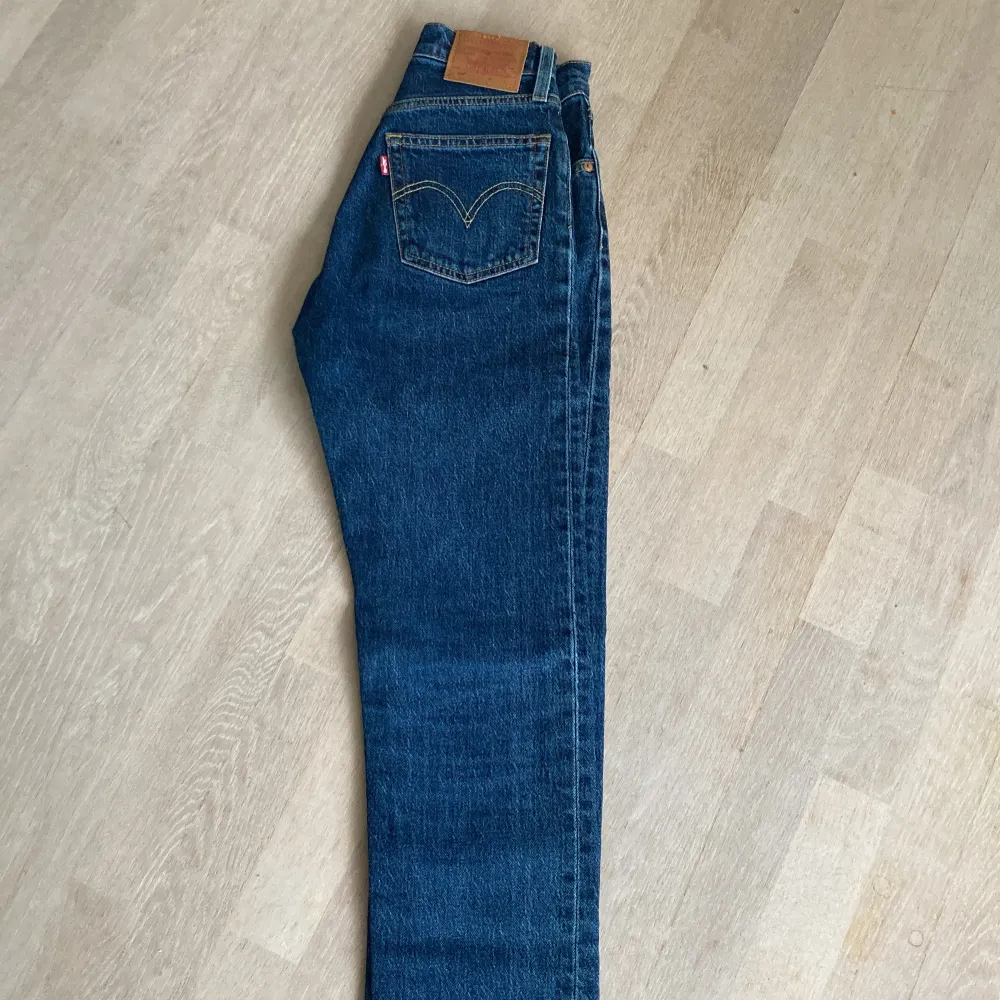 Säljer dessa Levis jeans i modell 501. Sparsamt användna, som nya🤍. Jeans & Byxor.