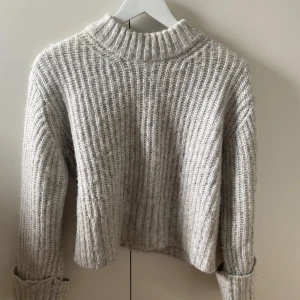 Grå stickad tröja  - Jätte fin ljusgrå stickad tröja från GinaTricot. Använd några gånger men i bra skick! Kan inte se några trådar som sticker ut eller något annat fel. 