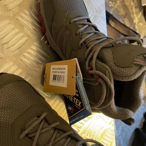 Vinterkängor - Vattentät och bra qvalitet  Nypris;959 kronor  Storlek 39 men tycker det som 38 och passar bekvämt, tycker jag