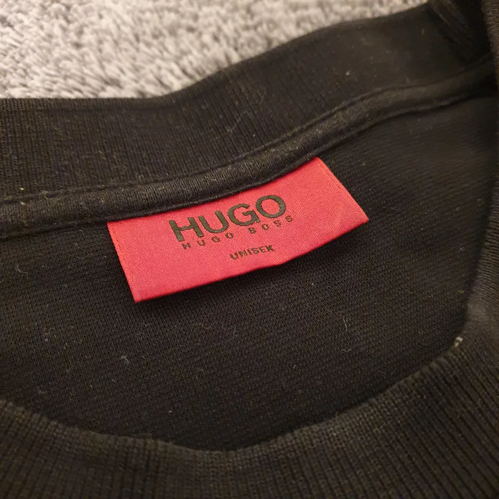 Helt oanvänd t-shirt från Hugo Boss. Lite loose i passformen, passade tyvärr inte mig. Även om den är Medium passar den perfekt som Large också.. T-shirts.