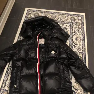 Säljer en snygg och varm moncler puffer jacka. Den har Nfc och qr kod. Jackan är perfekt för kalla vinterdagar! Hör av er vid intresse ingen pruta. 