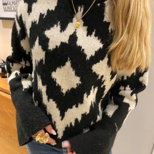 Mönstrad stickad tröja - Sååå sjukt fin och snygg stickad tröja!! Köp gärna bundle🥹💗