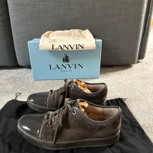 Säljer dessa snygga lanvin skor. Uk 8, vilket motsvarar 42/43. Skick 7/10, köpför endast 1999. Allt og tillkommer, dustbag samt box. Hör av dig vid frågor eller funderingar!