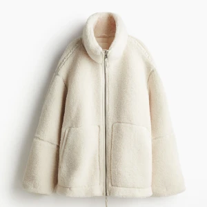 Hm teddyjacka - Superfin teddyjacka från hm. Den är helt oanvänd och säljer då jag hittat en annan jacka✨